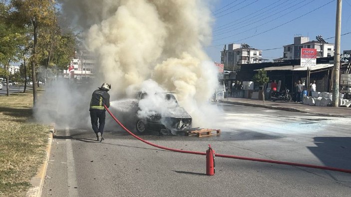 Satış için notere götürmeye hazırlandığı otomobili alev alev yandı -3