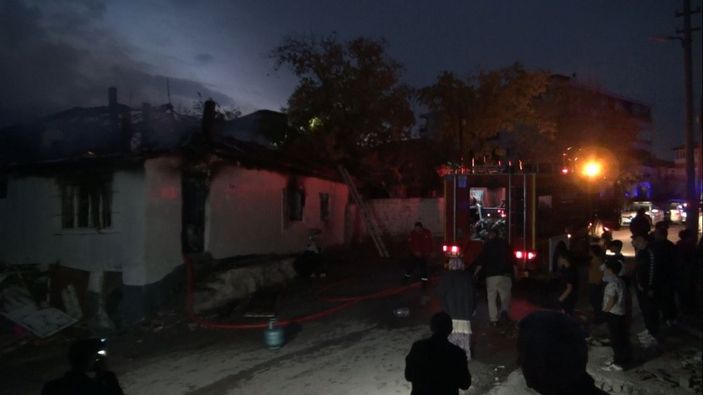 d Çocukların evde yaktığı ateş yangın çıkardı -6