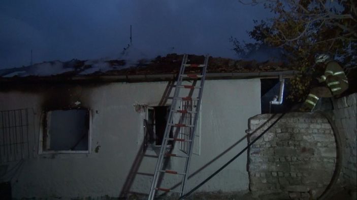 Çocukların evde yaktığı ateş yangın çıkardı -1