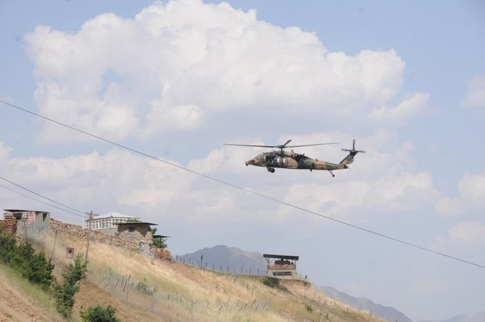 Hakkari'de askeri helikopterle dağlara, teröristlere 'Teslim ol' çağrısı yapılan bildiri atıldı -5