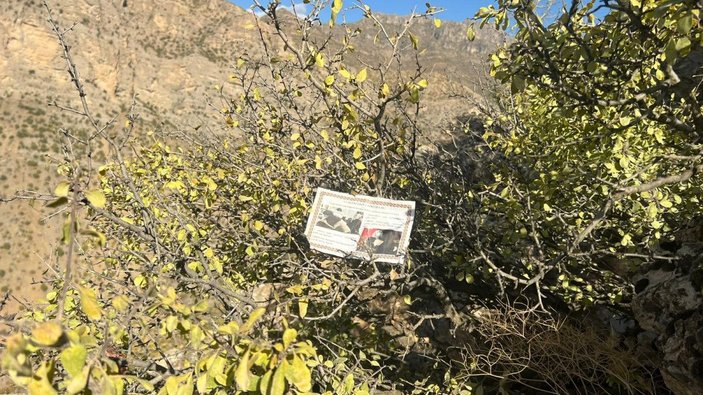 Hakkari'de askeri helikopterle dağlara, teröristlere 'Teslim ol' çağrısı yapılan bildiri atıldı -1