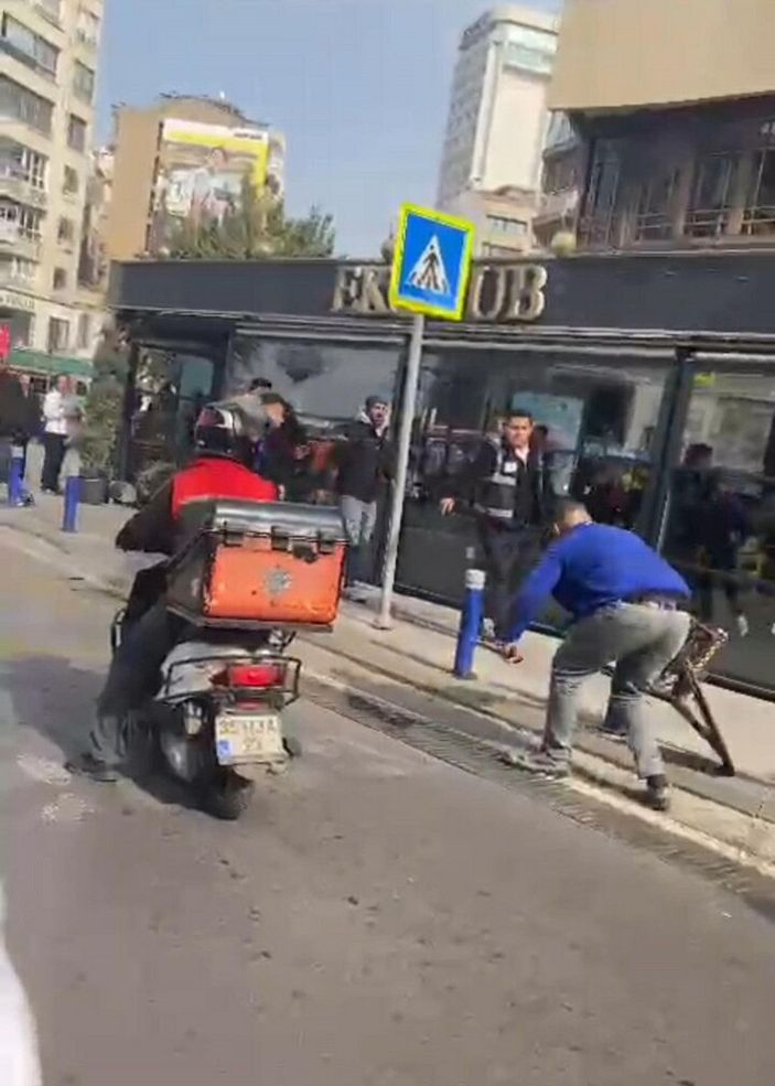 d İzmir'de trafikteki yol verme kavgası kamerada -4