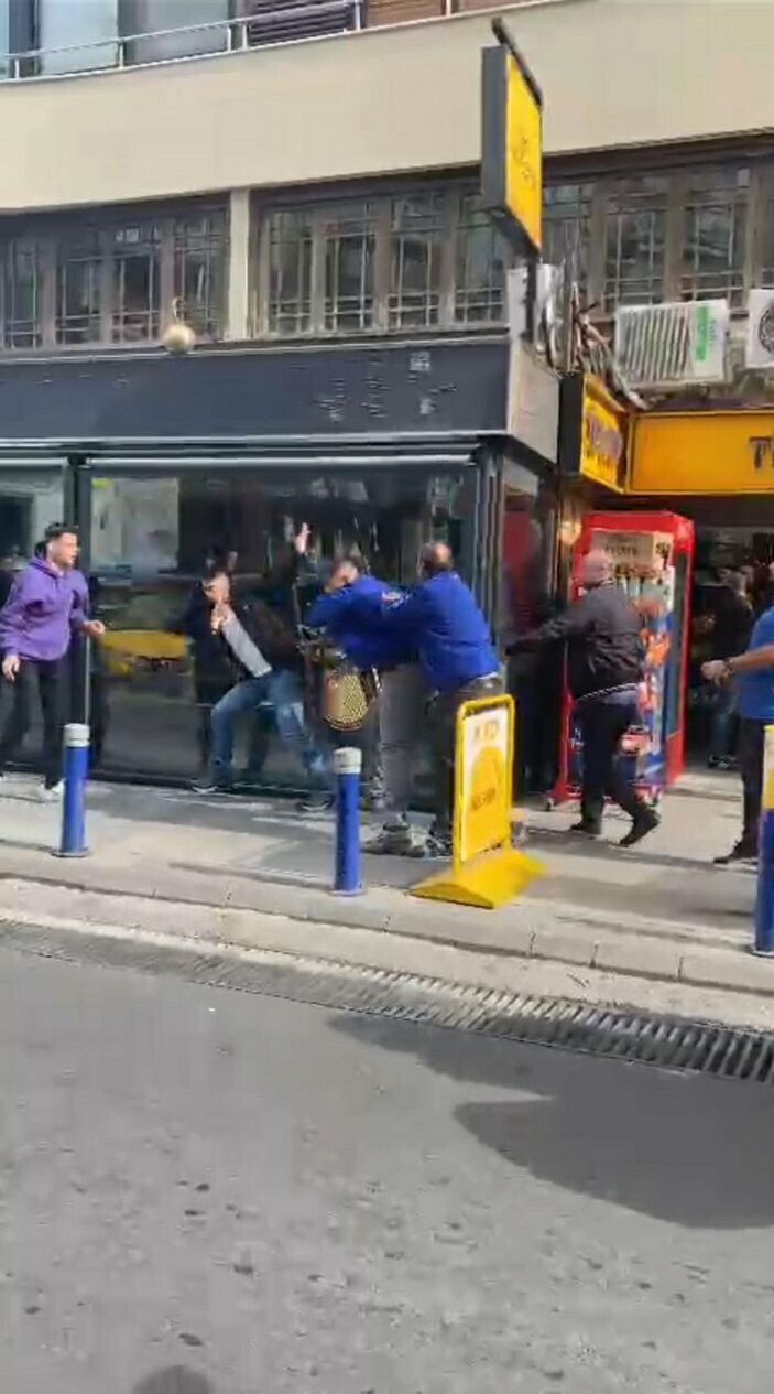 d İzmir'de trafikteki yol verme kavgası kamerada -2