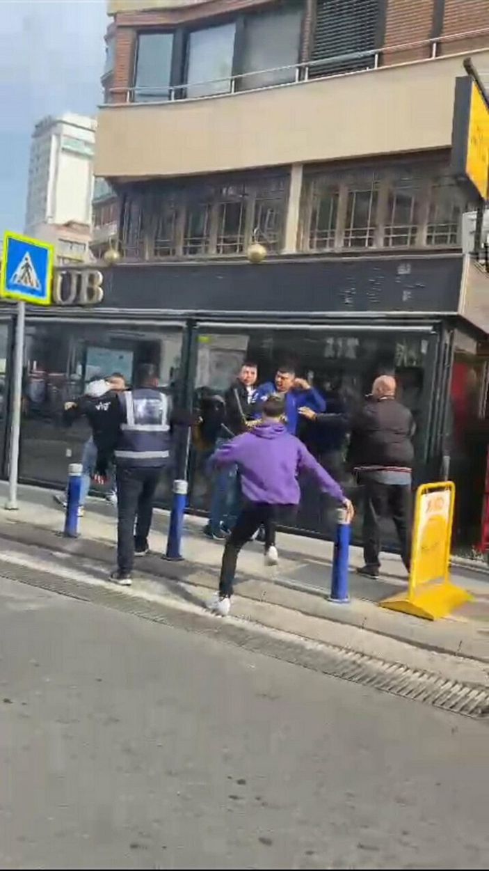 d İzmir'de trafikteki yol verme kavgası kamerada -3