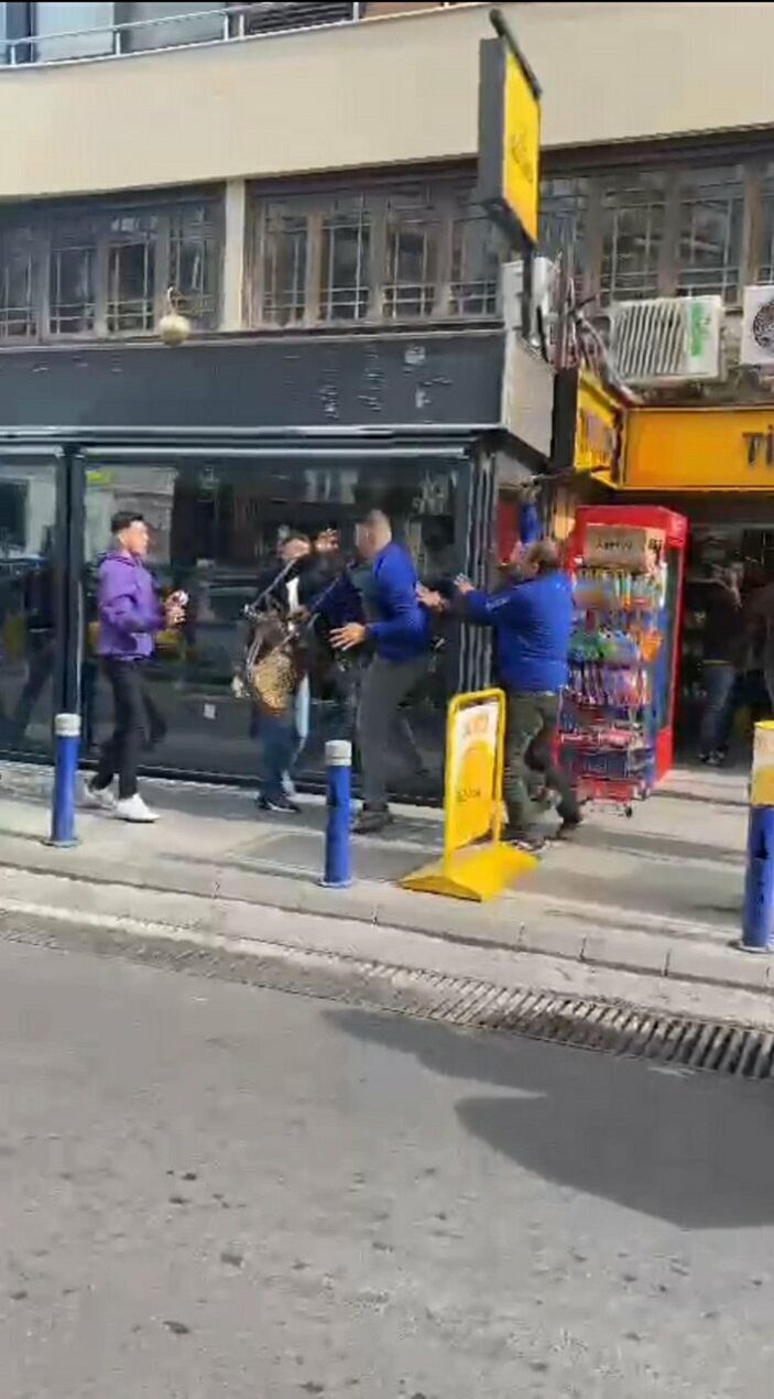 d İzmir'de trafikteki yol verme kavgası kamerada -1