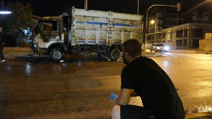 Seyir halindeki kamyonetin alev topuna döndüğü anlar kamerada -9