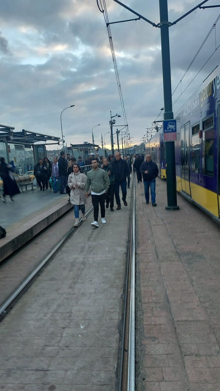 Yoğun trafikten kaçmak için ciple tramvay yoluna girdi -2