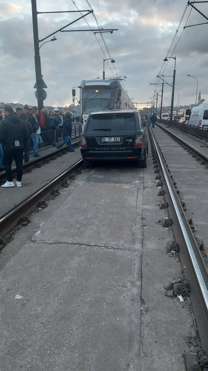 Yoğun trafikten kaçmak için ciple tramvay yoluna girdi -3