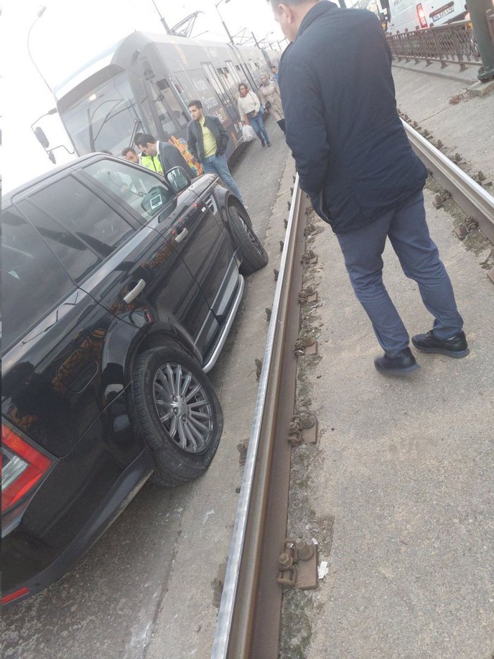 Yoğun trafikten kaçmak için ciple tramvay yoluna girdi -4