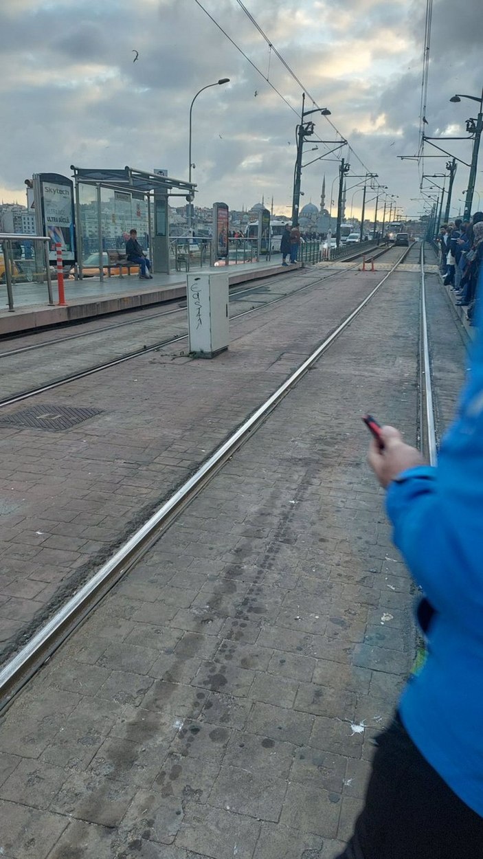 Yoğun trafikten kaçmak için ciple tramvay yoluna girdi -5