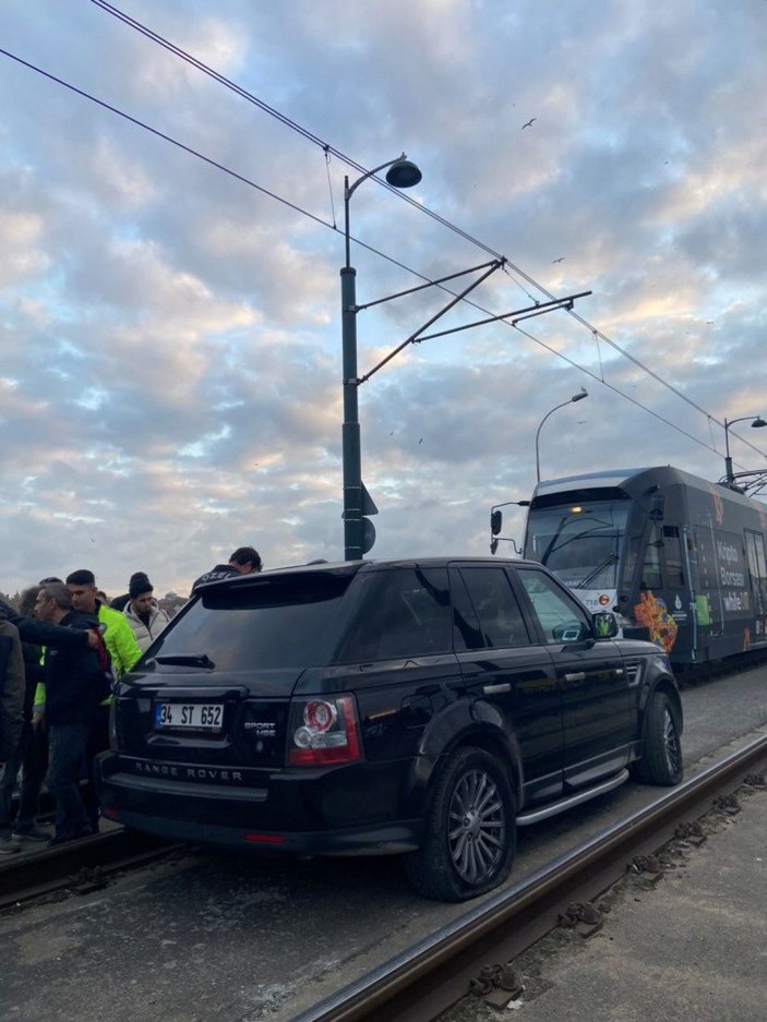 Yoğun trafikten kaçmak için ciple tramvay yoluna girdi -1
