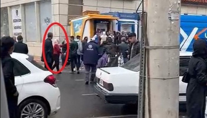 ATM sırası bekleyen kadınların kavgası kamerada -5