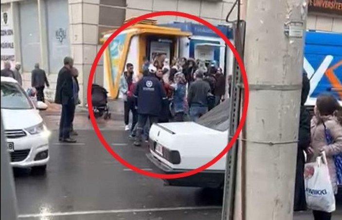 ATM sırası bekleyen kadınların kavgası kamerada -2