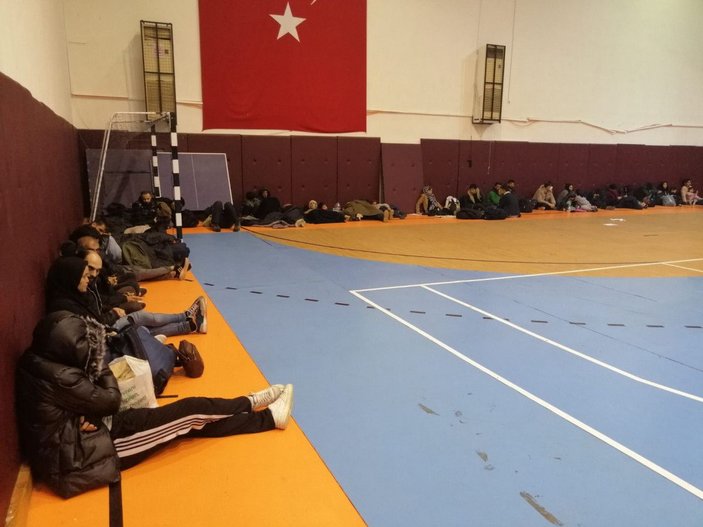 Antalya'da 124 kaçak göçmen ile 9 organizatör yakalandı -1