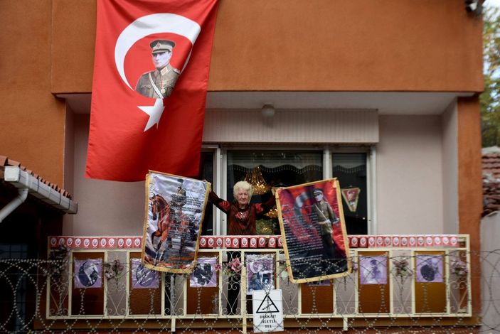 d Evindeki bütün saatler 09.05’i gösteriyor -1