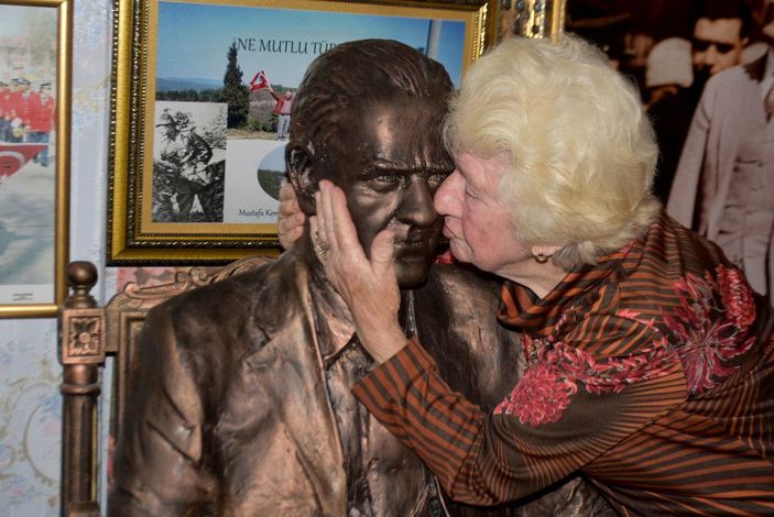 Evindeki bütün saatler 09.05’i gösteriyor -8