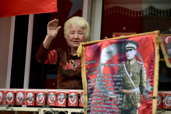 Evindeki bütün saatler 09.05’i gösteriyor -3