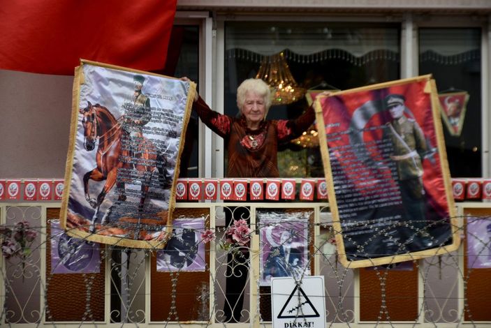 d Evindeki bütün saatler 09.05’i gösteriyor -2