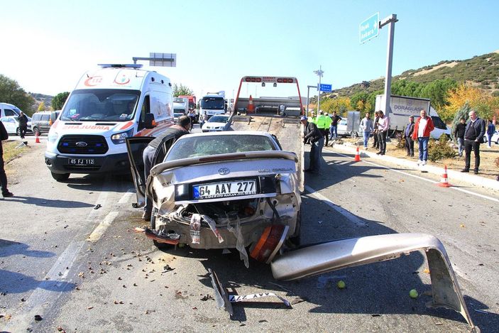 Manisa'da otomobiller çarpıştı: 1'i ağır 4 yaralı -2