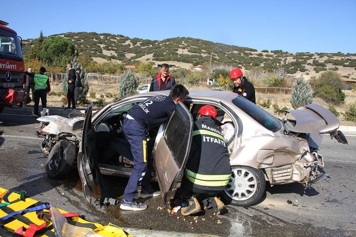 Manisa'da otomobiller çarpıştı: 1'i ağır 4 yaralı -10
