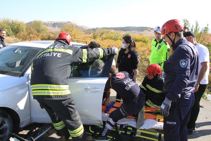 Manisa'da otomobiller çarpıştı: 1'i ağır 4 yaralı -1