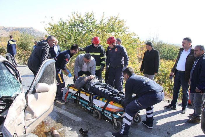 Manisa'da otomobiller çarpıştı: 1'i ağır 4 yaralı -8