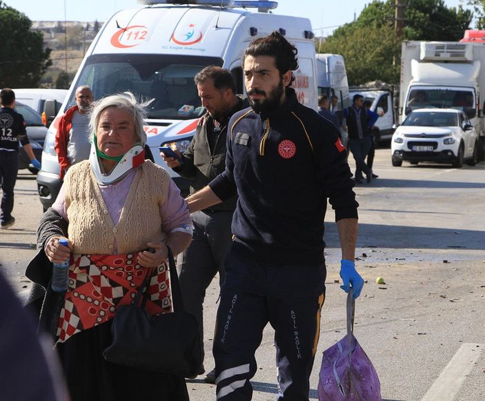 Manisa'da otomobiller çarpıştı: 1'i ağır 4 yaralı -5