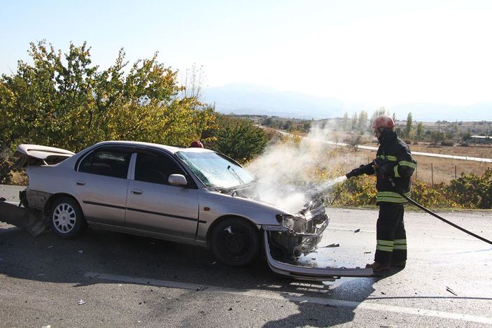 Manisa'da otomobiller çarpıştı: 1'i ağır 4 yaralı -7