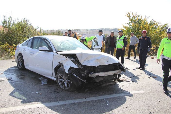 Manisa'da otomobiller çarpıştı: 1'i ağır 4 yaralı -9