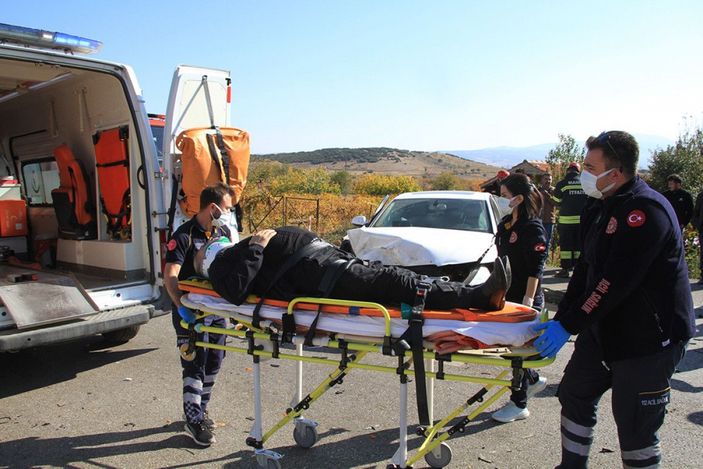 Manisa'da otomobiller çarpıştı: 1'i ağır 4 yaralı -4