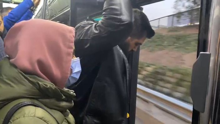 Kadıköy’de yolcu dolu İETT otobüsü kapısı açık ilerledi -1