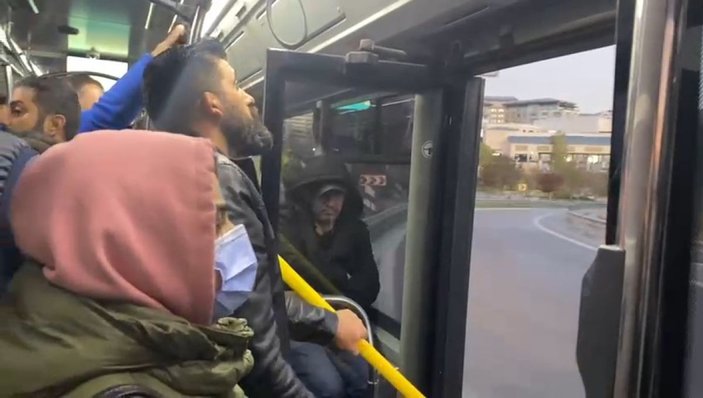 Kadıköy’de yolcu dolu İETT otobüsü kapısı açık ilerledi -2