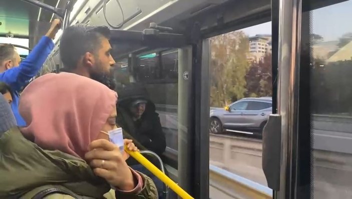 Kadıköy’de yolcu dolu İETT otobüsü kapısı açık ilerledi -3