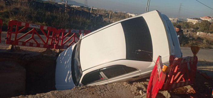Tuzla'da 'yüksek gerilim' çukuruna otomobil düştü -6