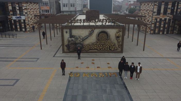 Yapraklarla oluşturulan '10 Kasım' yazısı etrafında saygı duruşunda bulundular -9