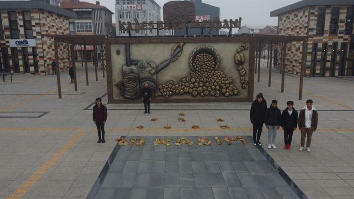 Yapraklarla oluşturulan '10 Kasım' yazısı etrafında saygı duruşunda bulundular -7