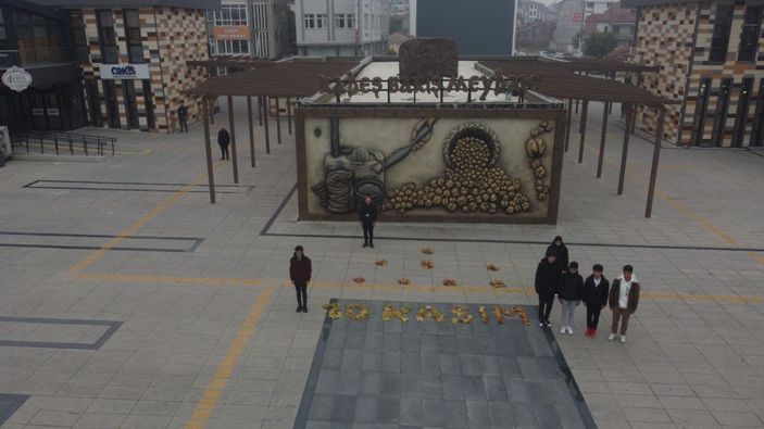Yapraklarla oluşturulan '10 Kasım' yazısı etrafında saygı duruşunda bulundular -5
