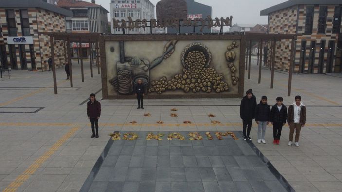 Yapraklarla oluşturulan '10 Kasım' yazısı etrafında saygı duruşunda bulundular -4