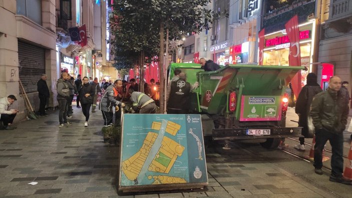 İstiklal Caddesi'ndeki beton saksılar kaldırılıyor -3