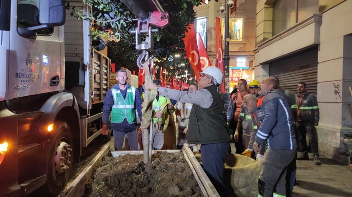 İstiklal Caddesi'ndeki beton saksılar kaldırılıyor -1