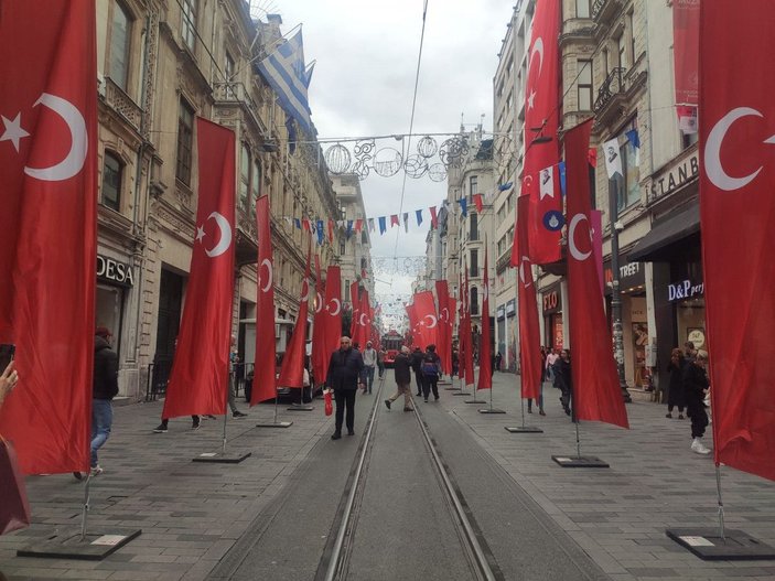 İstiklal Caddesi Türk bayraklarıyla donatıldı -2