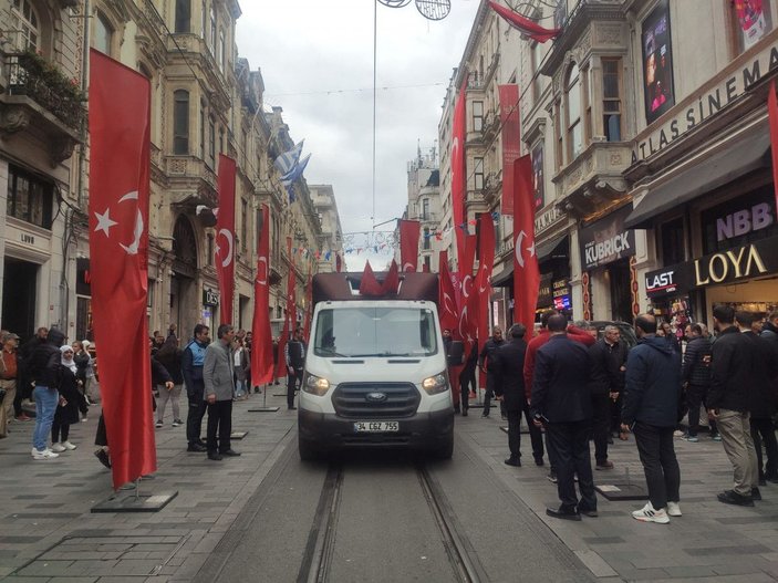 İstiklal Caddesi Türk bayraklarıyla donatıldı -1