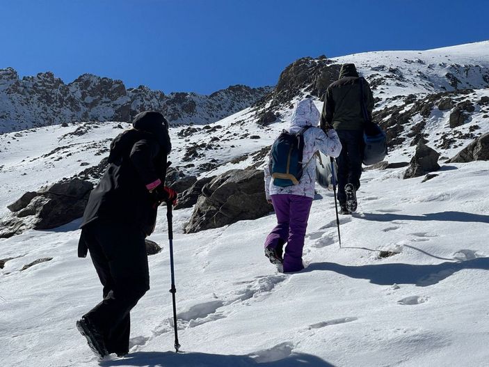 Hakkarili 3 doğasever, donan gölde buz pateni ile kayıp dans etti -8