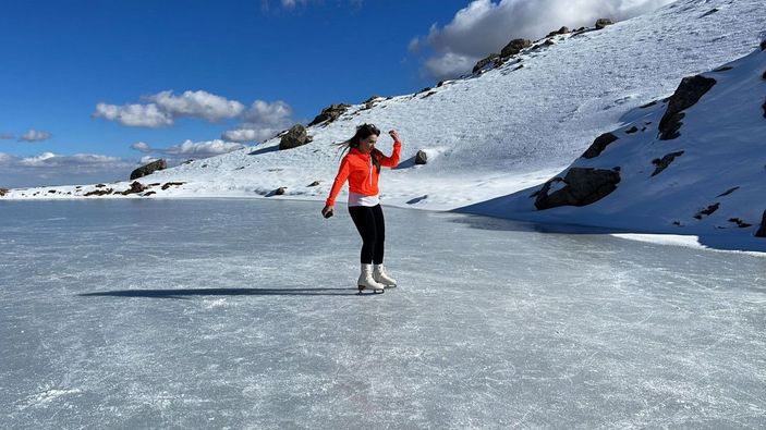 Hakkarili 3 doğasever, donan gölde buz pateni ile kayıp dans etti -4