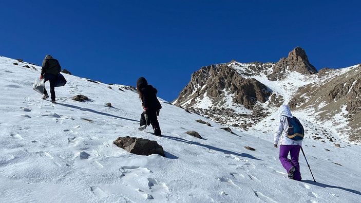 Hakkarili 3 doğasever, donan gölde buz pateni ile kayıp dans etti -5