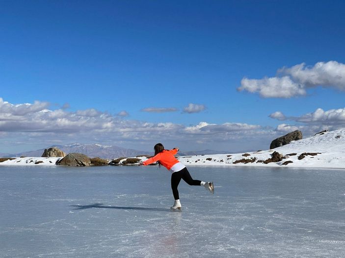Hakkarili 3 doğasever, donan gölde buz pateni ile kayıp dans etti -3