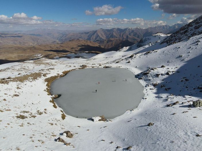 Hakkarili 3 doğasever, donan gölde buz pateni ile kayıp dans etti -1