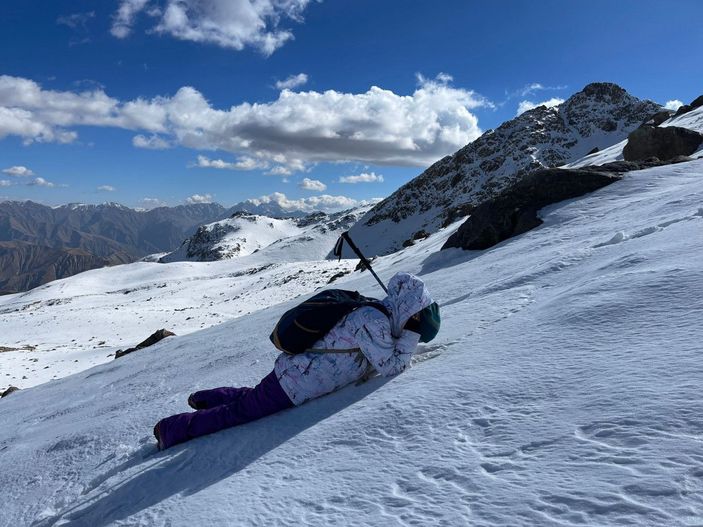 Hakkarili 3 doğasever, donan gölde buz pateni ile kayıp dans etti -7