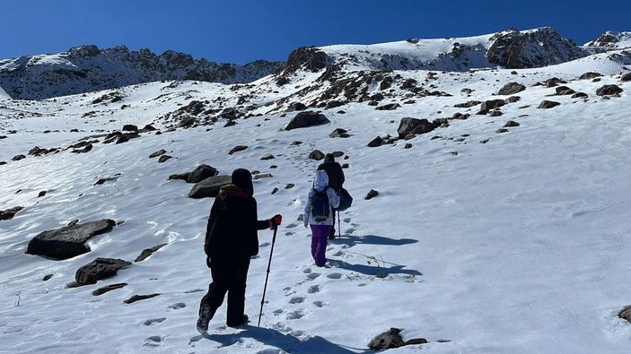 Hakkarili 3 doğasever, donan gölde buz pateni ile kayıp dans etti -6