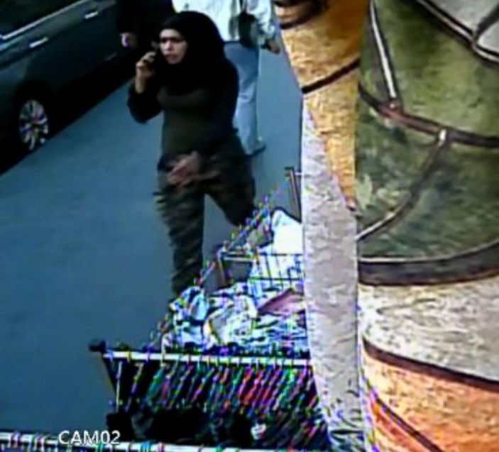 Taksim'e bombayı bırakan kadının Esenler'de telefonla konuşarak ilerleyişi kamerada -4